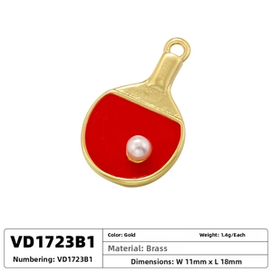 Detailansicht der goldfarbenen Tischtennisschläger-Halskette mit rotem Inlay und Perle