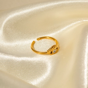 Dettaglio macro dell'anello occhio del male placcato oro 18K con zircone su seta