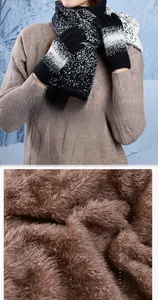 Détail d'écharpe et gants en maille flocon de neige avec doublure polaire épaisse