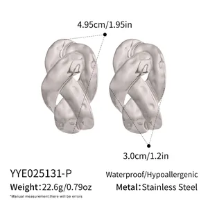 Vue détaillée de grandes boucles d'oreilles torsadées en acier inoxydable avec dimensions