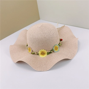 Chapeau de soleil en paille avec couronne de tournesols et bord ondulé pour voyage
