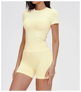 Dettaglio del set yoga giallo chiaro in maglia a coste senza cuciture con pantaloncini