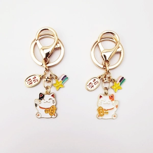 Japanese Style Lucky Cat Metal Keychain Cute Maneki Neko Bag Charm Pendant Gold Enamel Lucky Fortune Cat Key Ring For Women Gift