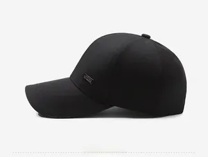 Seitenansicht der schwarzen minimalistischen Baseballkappe mit Metalllogo und Ziernähten