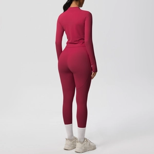 Vue arrière d'un ensemble de yoga rouge foncé avec veste à manches longues et legging gainant
