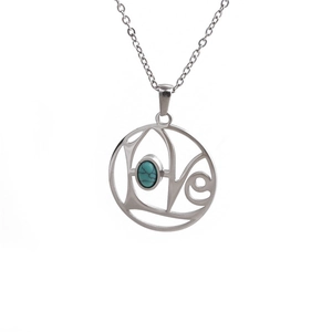 Détail macro du collier LOVE avec incrustation de turquoise sur chaîne en acier poli