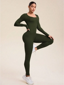 Detail eines dunkelgrünen nahtlosen langärmeligen Yoga-Einteilers aus elastischem Stoff
