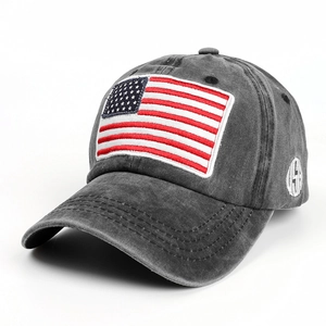 Vista dettagliata di un cappellino da baseball in cotone con bandiera americana