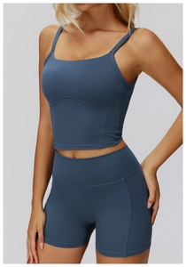 Dettaglio della trama del tessuto spazzolato su questo set gilet e pantaloncini da yoga