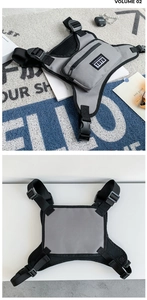 Makro-Detail der taktischen Brusttasche aus grauem Stoff und atmungsaktivem Mesh-Rücken