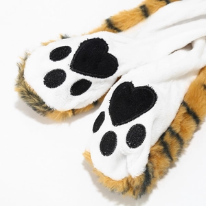 Chapeau tigre en peluche avec oreilles mobiles et empreintes de pattes cœur noires