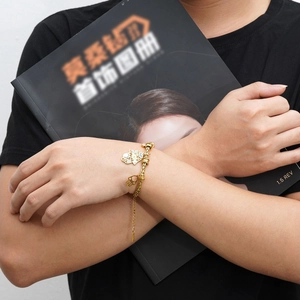 Gouden Turkse Evil Eye armband met Hamsa hand hangers aan een verfijnde geweven ketting