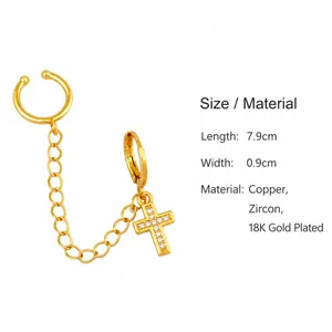Nahaufnahme des asymmetrischen 18K vergoldeten Kreuzohrrings mit Zirkonia-Kette und Maßen