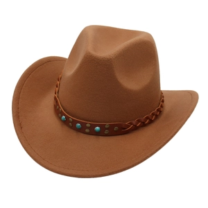 Détail d'un chapeau de cowboy en feutre marron avec bande en cuir et perles bleues