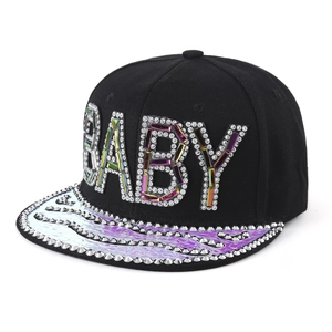 Casquette hip-hop avec lettrage BABY en strass et visière irisée à rivets argentés