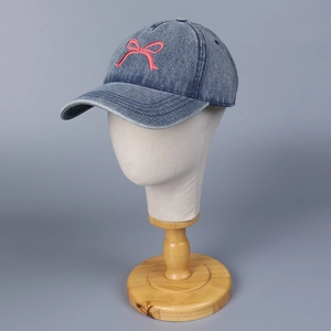 Blaue Denim Baseballkappe mit roter Schleifenstickerei und breiter Krempe als Sonnenschutz