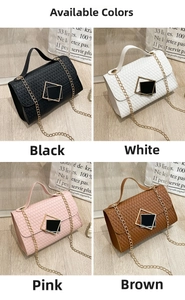 Cuatro colores de bolsos bandolera trenzados con cadenas doradas y hebillas metálicas
