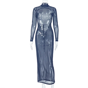 Détail d'une robe en maille bleu marine à col montant avec laçage croisé à la taille