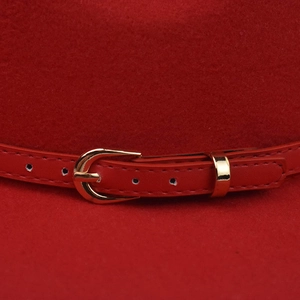 Roter Wollfilzhut mit passendem Lederband und goldener Metallschnalle als Detailansicht