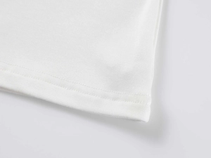 Gros plan détaillé du t-shirt thermique blanc avec des coutures à double aiguille renforcées