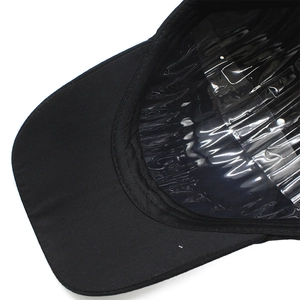 Dettaglio interno del cappellino da baseball nero con cuciture e supporto in plastica