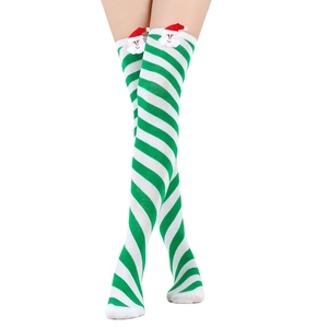 Dettaglio di calze natalizie sopra il ginocchio a righe bianche e verdi con Babbo Natale