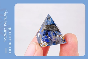 Detailaufnahme der blauen Lapislazuli Kristall Orgon Pyramide Harz Handwerk Textur.