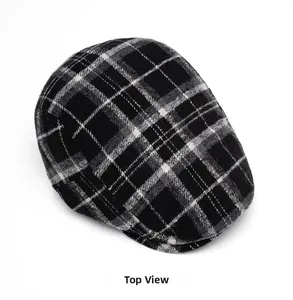 Vista dall'alto di un classico cappello newsboy a scacchi neri e bianchi in lana