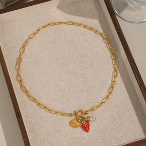 Collana vintage placcata oro 18K con ciondoli fragola e conchiglia su vassoio