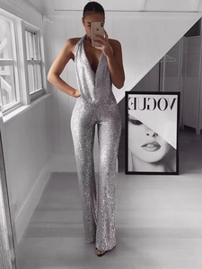 Combinaison dos nu à paillettes argentées avec décolleté en V et pantalon large pour soirée
