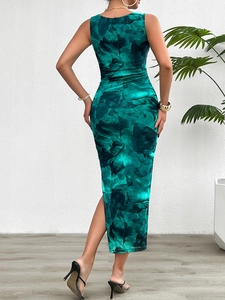 Détail d'une robe longue sans manches bleu sarcelle à imprimé marbre avec fente latérale