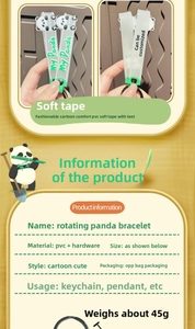 Dettaglio del portachiavi panda rotante con cinturino in PVC verde e chiusura in metallo