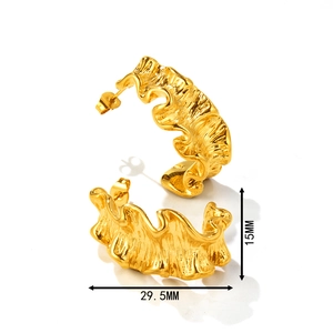 Boucles d'oreilles créoles C ondulées plaquées or 18K en acier avec dimensions 29,5mm