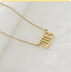 Gros plan du collier en acier inoxydable 18K avec l'année 2003 sur fourrure blanche