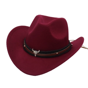 Cappello da cowboy western bordeaux con ciondolo a testa di toro e fascia con borchie su bianco