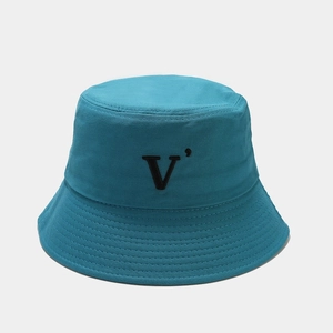 Détail du chapeau bob en coton bleu canard avec broderie V noire et surpiqûres de précision