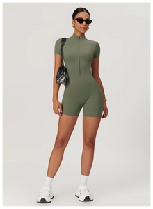 Vue avant du combishort de yoga vert foncé avec col zippé et coupe ajustée sport