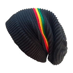 Detail der schwarzen Strickmütze mit roten gelben und grünen Rasta-Streifen