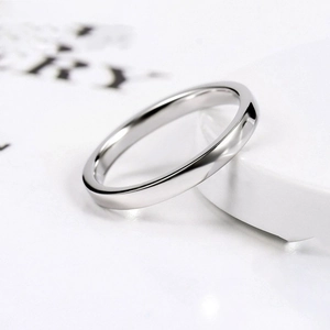 Classic S925 sterling silver polished band ring with a smooth curved surface for couples