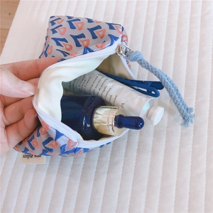 Vue détaillée de l'intérieur d'une pochette en toile jacquard montrant l'espace de rangement