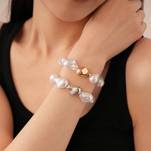 Bracelets en perles baroques avec des accents métalliques dorés et argentés pour femmes