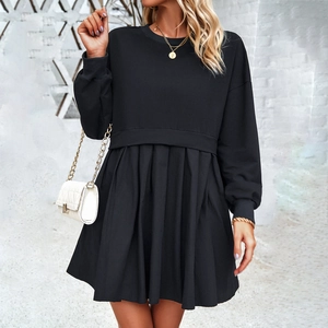 Robe noire élégante à manches longues avec jupe plissée et haut style sweat-shirt