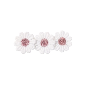 Detail der bestickten Gänseblümchen-Haarklammer mit weißen Blüten und rosa Mitte