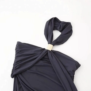 Robe dos nu noire élégante avec anneau métallique doré et décolleté plissé chic
