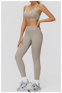 Détail du pantalon de yoga taille haute avec taille en V et tissu de sport brossé doux