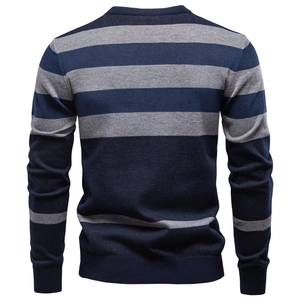 Vue arrière du pull en tricot rayé bleu marine et gris pour hommes, col rond à la mode