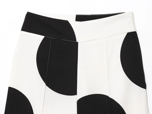Primer plano de pantalones con lunares blancos y negros mostrando textura de la tela