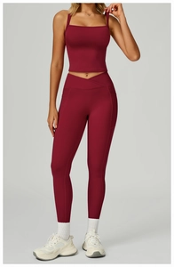 Détail du legging de yoga bordeaux avec taille en V croisée et poches latérales
