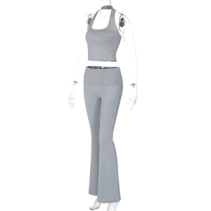 Dettaglio del completo in maglia grigio mélange con top a fascia e pantaloni a zampa