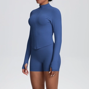 Vue détaillée de l'ensemble de yoga côtelé bleu marine avec passe-pouces et zip